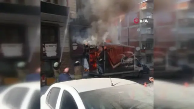 Kağıthane'de cips dolu kamyonet alev alev yandı
