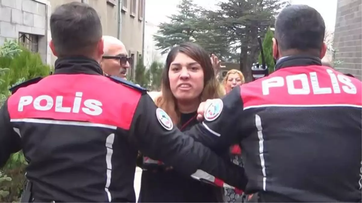 Kendisine bıçakla saldıran kocasını unutup gazetecinin üzerine yürüdü