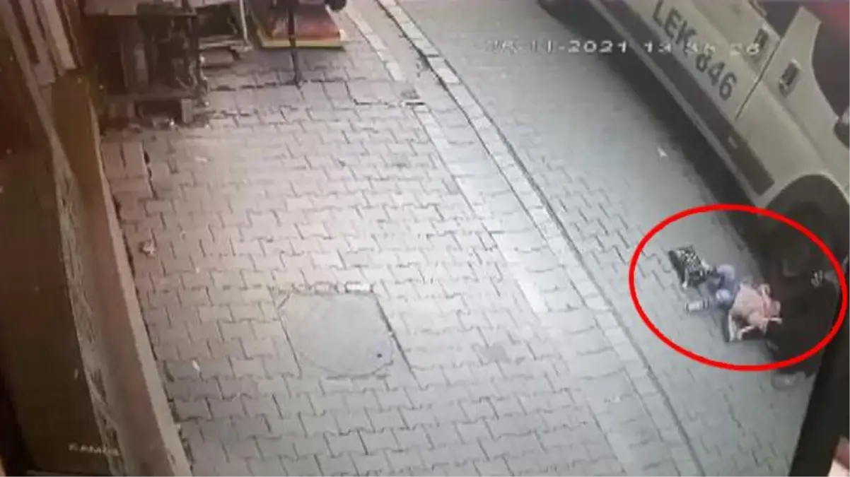 Okul servisinin altında kalan çocuk feci şekilde can verdi! Annenin çaresizliği kamerada