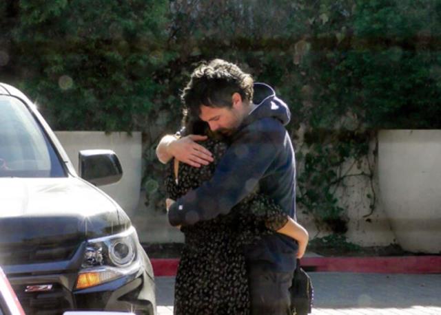 Oyuncu Casey Affleck, 23 yaş küçük sevgilisiyle sokak ortasında aşka geldi