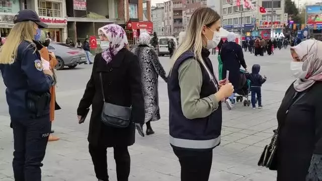 Son dakika! Polis ekipleri Esenler'de KADES uygulamasını vatandaşlara anlattı