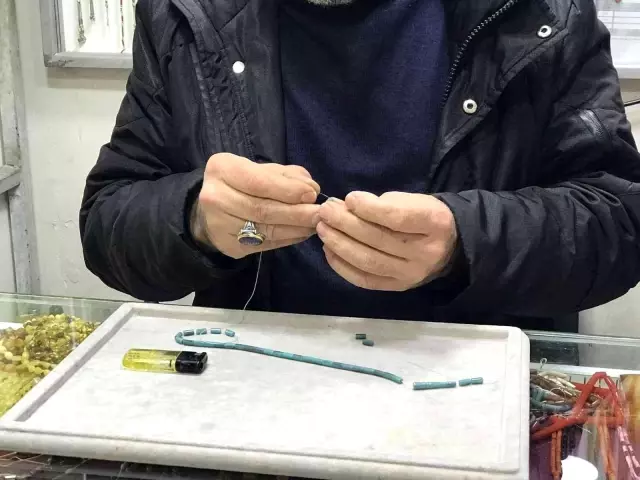 4 metrekarelik dükkana dünyaları sığdırdı