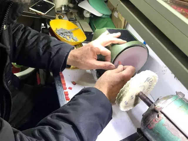 4 metrekarelik dükkana dünyaları sığdırdı