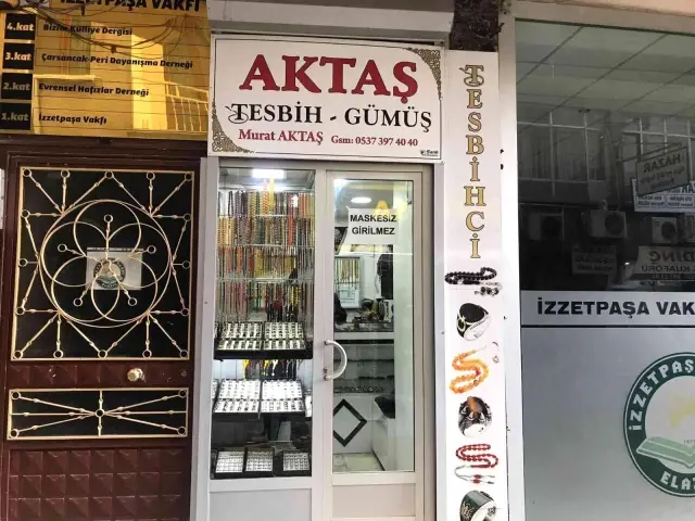 4 metrekarelik dükkana dünyaları sığdırdı