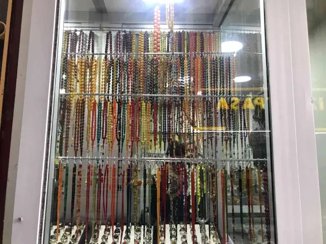 4 metrekarelik dükkana dünyaları sığdırdı
