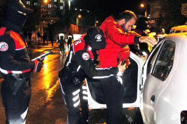 Alkollü sürücü üflememek için direndi