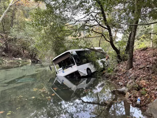Halk otobüsünün dereye düştüğü kazada 2 kişi yaralandı