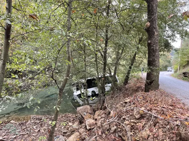Halk otobüsünün dereye düştüğü kazada 2 kişi yaralandı