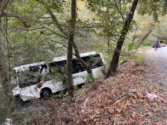 Halk otobüsünün dereye düştüğü kazada 2 kişi yaralandı