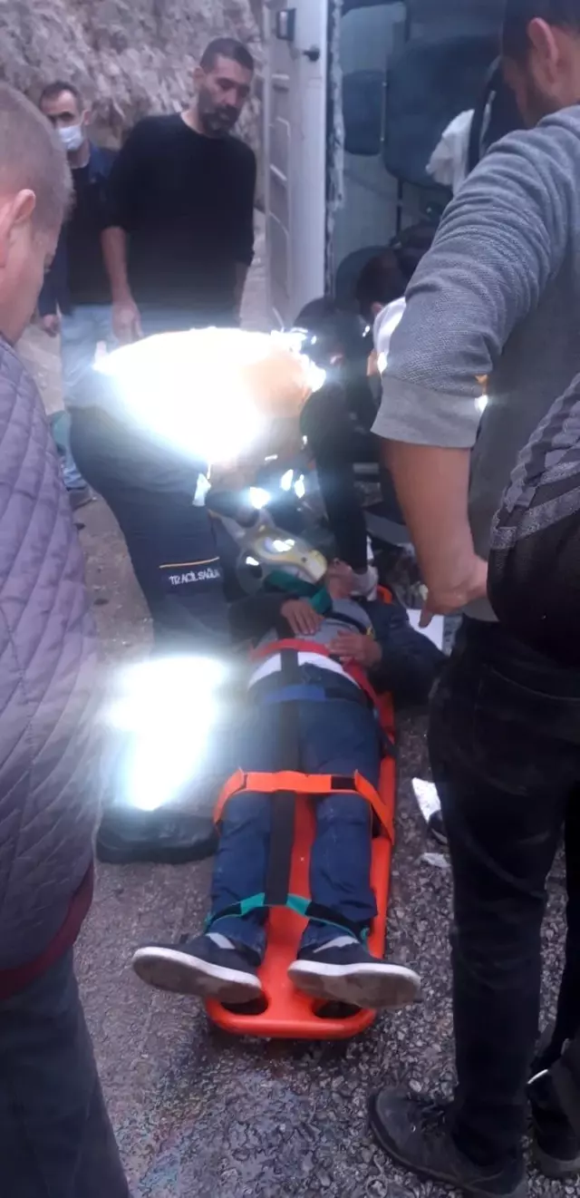 Son dakika haber: Araç içerisinde sıkışan sürücüyü itfaiye kurtardı