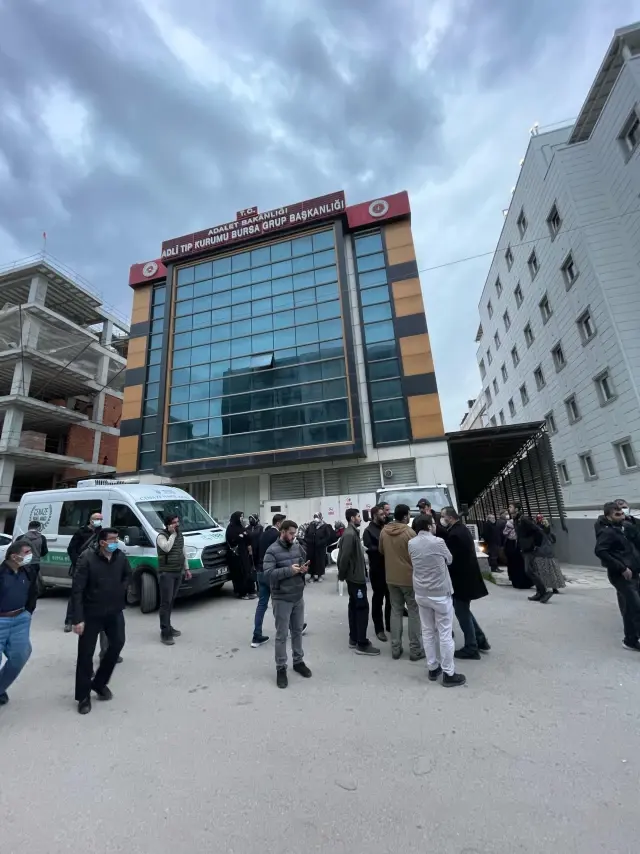 Otomobilin tıra çarpması sonucu 4 kişi hayatını kaybetti (2)