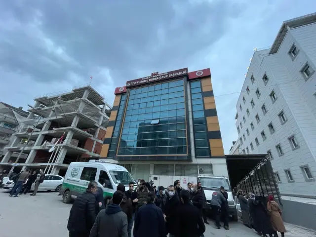 Otomobilin tıra çarpması sonucu 4 kişi hayatını kaybetti (2)