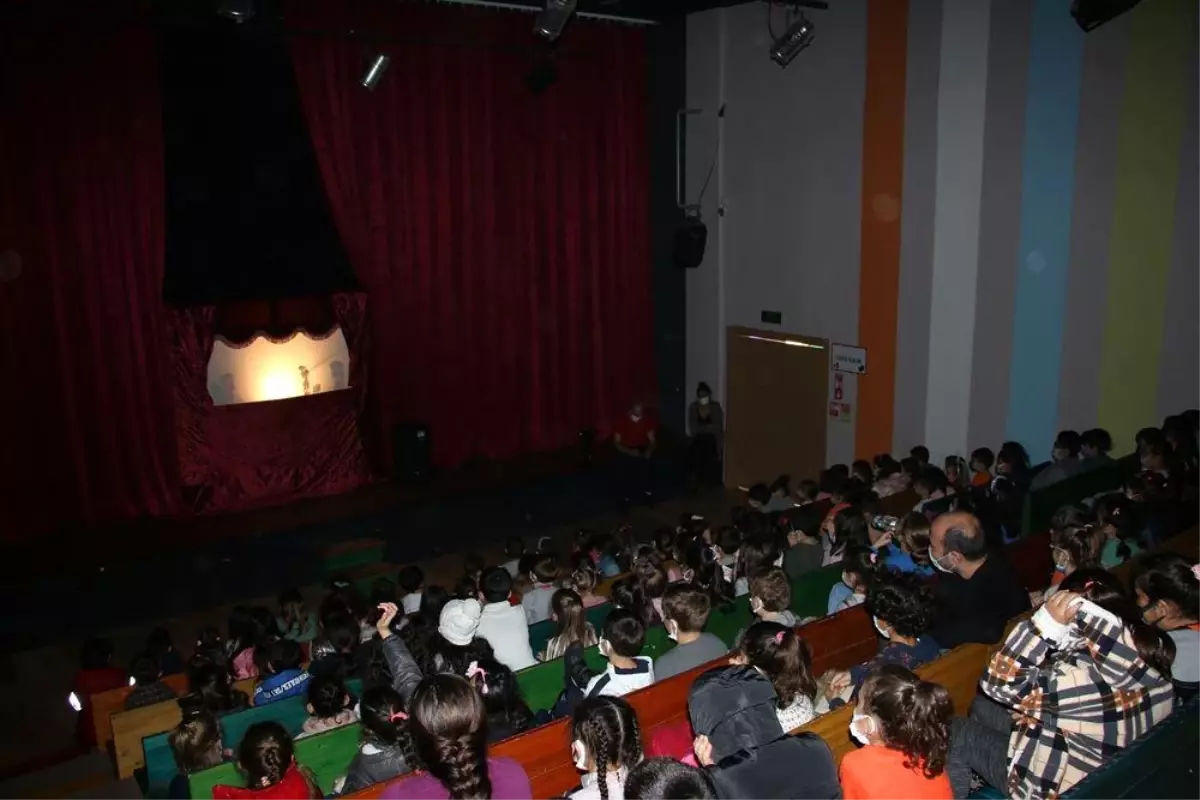 ÇOCUKLAR HACİVAT VE KARAGÖZ İLE EĞLENDİ