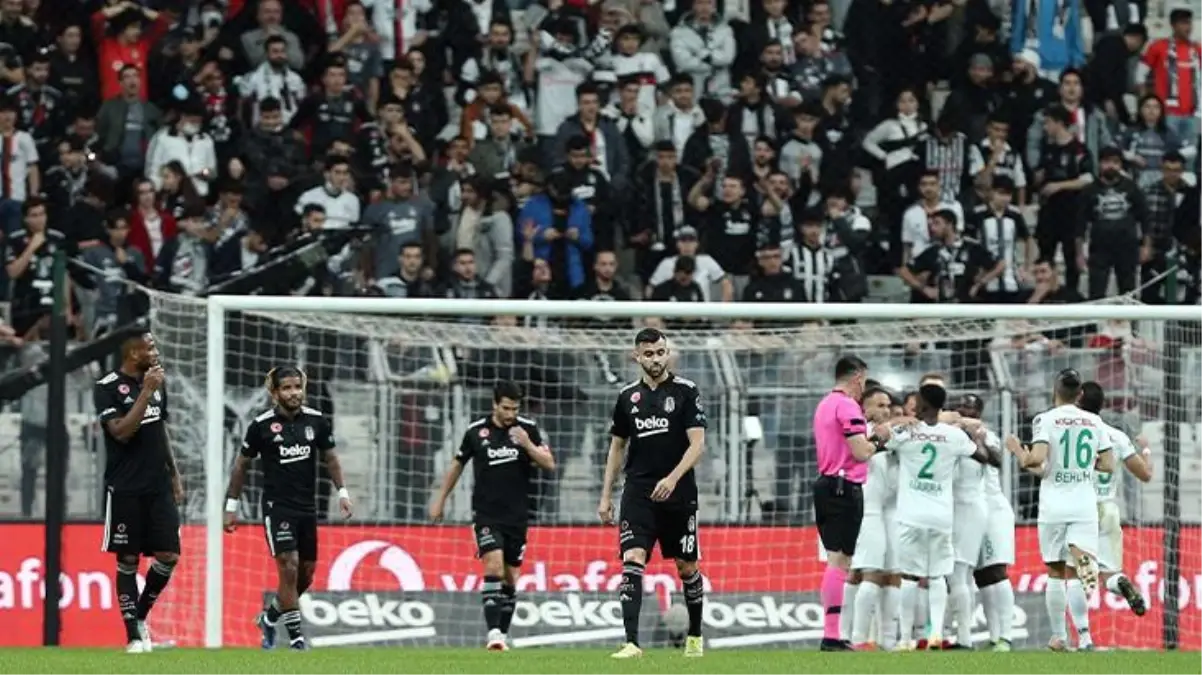 Dolmabahçe'de çileden çıkan taraftarlar hep bir ağızdan bağırdı: Burası Beşiktaş herkes kendine gelsin