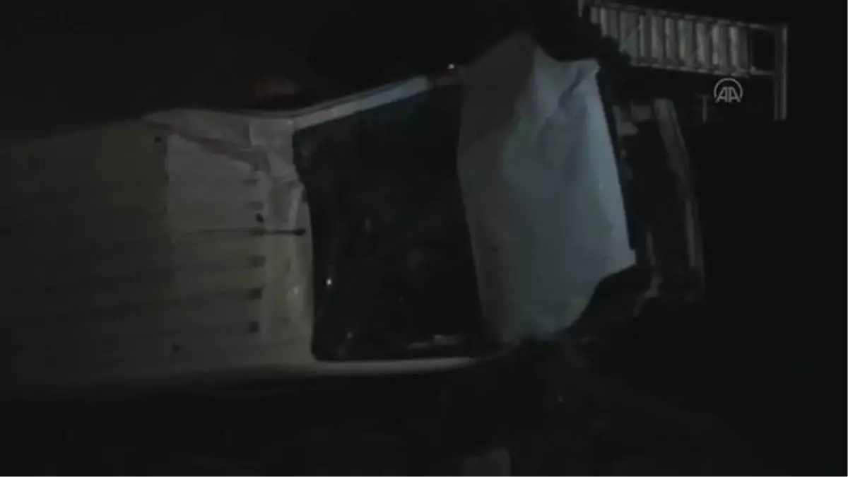 Fabrika temeline devrilen araçtaki 3 kişi yaralandı