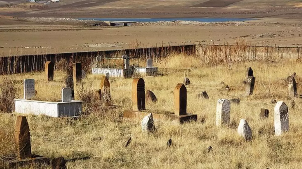 Günden güne kan kaybediyordu! Suları çekilen barajın altından çok sayıda mezarlık çıktı