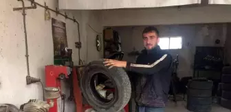 Eskişehir: Günyüzü'nde sürücüler kar bastırmadan araçlarna kışlık lastikler takılmaya başlandı Eskişehir: Günyüzü'nde sürücüler kar bastırmadan araçlarna kışlık lastikler takılmaya başlandı