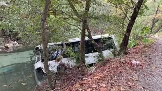 Halk otobüsünün dereye düştüğü kazada 2 kişi yaralandı