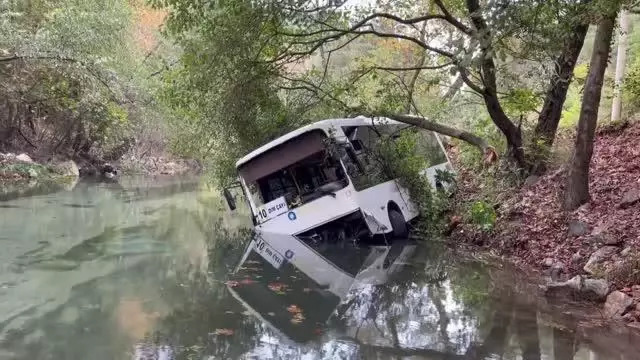 Halk otobüsünün dereye düştüğü kazada 2 kişi yaralandı