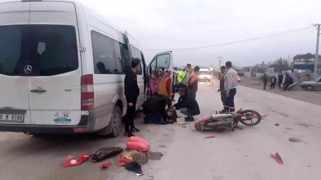 İşçi servisinin çarptığı motosiklet sürücüsü ağır yaralandı