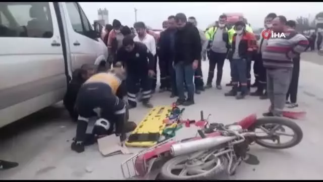 İşçi servisinin çarptığı motosiklet sürücüsü ağır yaralandı
