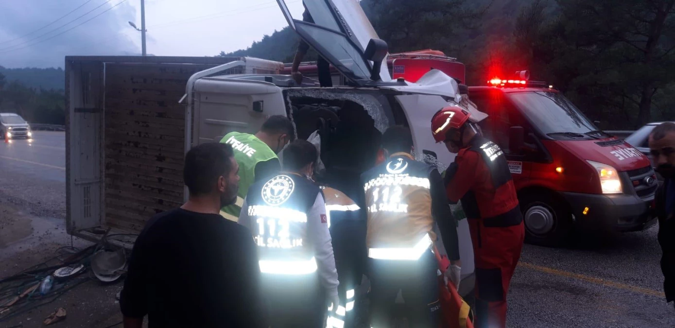 Kamyonette sıkışan sürücü ekiplerin çalışmaları sonucu kurtarıldı