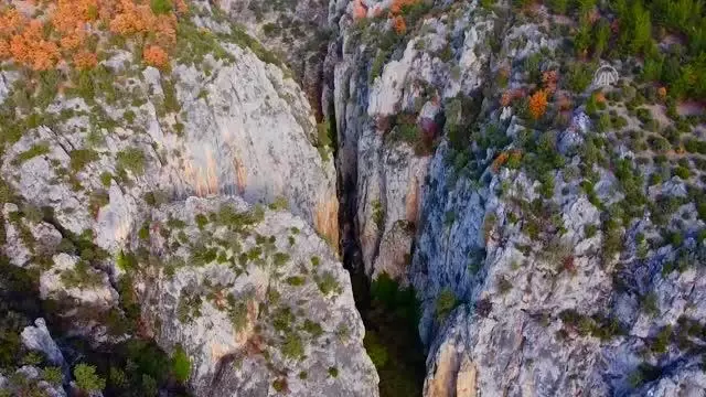 KASTAMONU - Öğretim görevlisi Saltuklu Kanyonu'nun tanıtımı için soğuk havada yüzdü