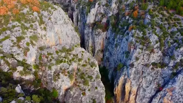 KASTAMONU - Öğretim görevlisi Saltuklu Kanyonu'nun tanıtımı için soğuk havada yüzdü
