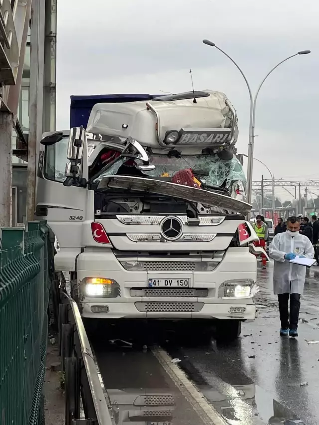 Yoldaki Cesede Carpmamak Icin Manevra Yapan Tira Kamyon Carpti