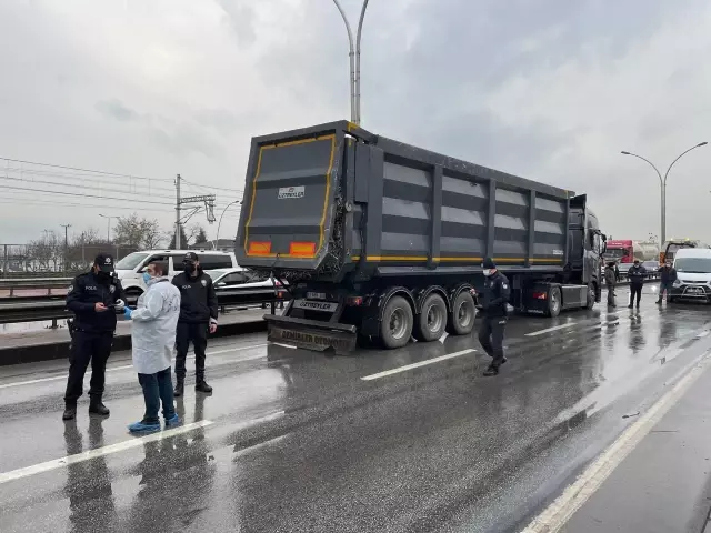 Yoldaki cesede çarpmamak için manevra yapan tıra kamyon çarptı