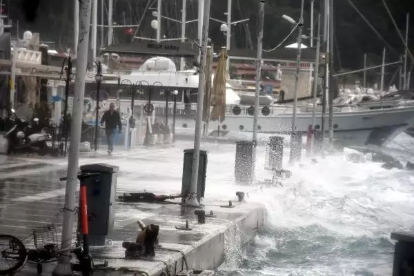 Marmaris'te kuvvetli rüzgar hayatı olumsuz etkiledi