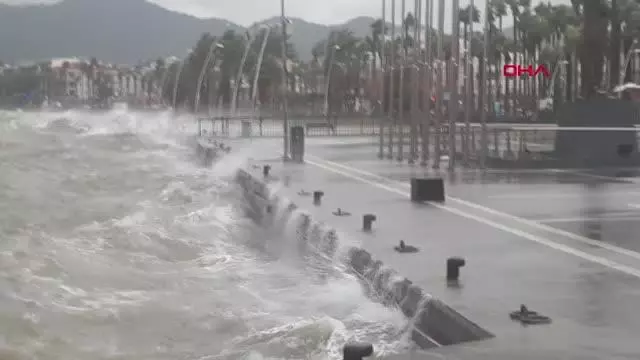 Marmaris'te kuvvetli rüzgar hayatı olumsuz etkiledi