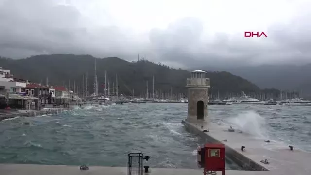 Marmaris'te kuvvetli rüzgar hayatı olumsuz etkiledi