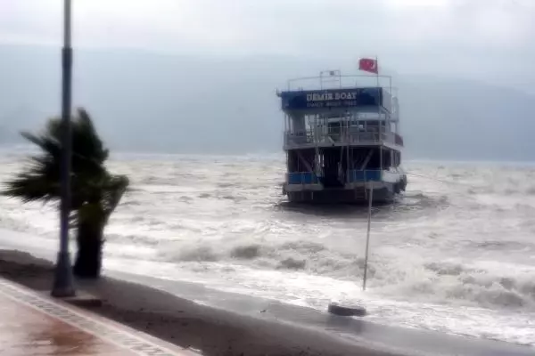 Marmaris'te kuvvetli rüzgar hayatı olumsuz etkiledi