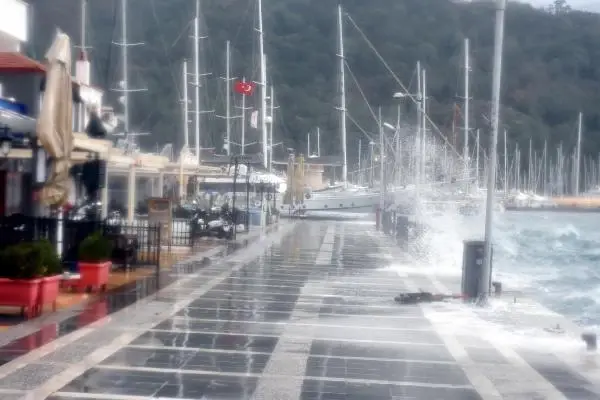 Marmaris'te kuvvetli rüzgar hayatı olumsuz etkiledi