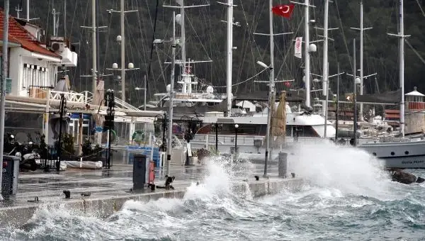 Marmaris'te kuvvetli rüzgar hayatı olumsuz etkiledi