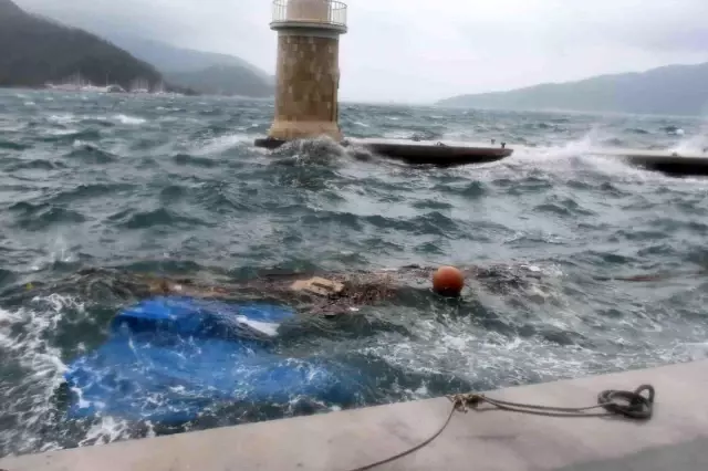 Marmaris'te şiddetli rüzgar, hayatı olumsuz etkiledi