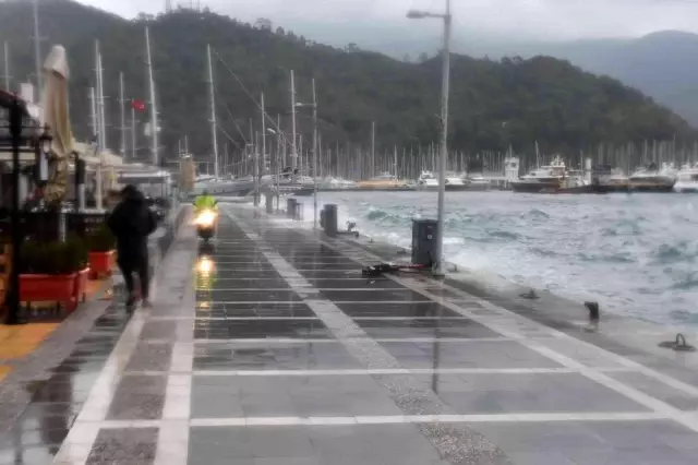 Marmaris'te şiddetli rüzgar, hayatı olumsuz etkiledi