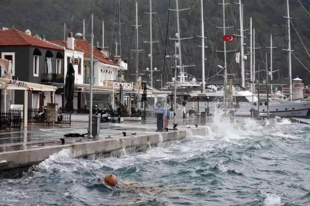 Marmaris'te şiddetli rüzgar, hayatı olumsuz etkiledi