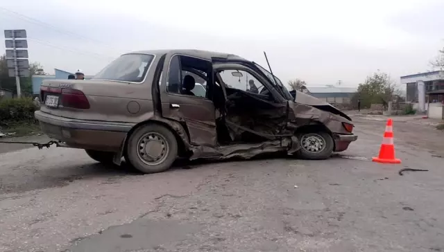 Osmaniye'de iki otomobil çarpıştı: 1'i ağır 2 yaralı