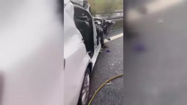 Otomobilin tıra çarpması sonucu 4 kişi hayatını kaybetti (2)
