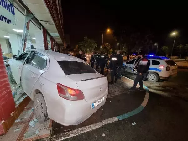 POLİSTEN 15 KİLOMETRE KAÇTI, MOBİLYA MAĞAZASINA ÇARPINCA YAKALANDI