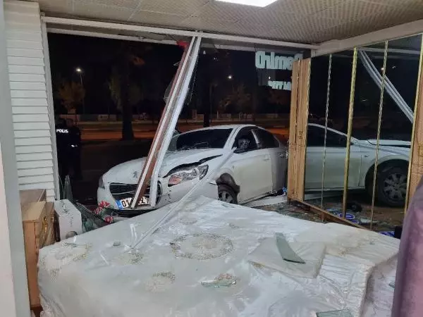 POLİSTEN 15 KİLOMETRE KAÇTI, MOBİLYA MAĞAZASINA ÇARPINCA YAKALANDI