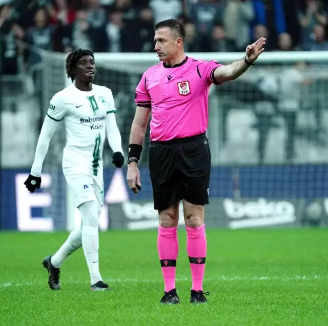 Spor Toto Süper Lig: Beşiktaş: 0 - GZT Giresunspor: 1 (İlk yarı)