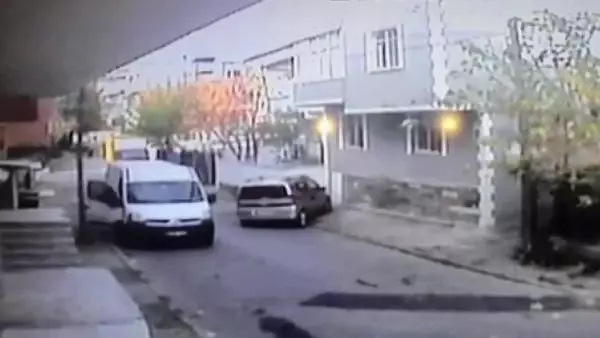 SULTANBEYLİ'DE MİNİBÜSÜN ÇARPTIĞI KİŞİ YARALANDI... KAZA ANI KAMERADA