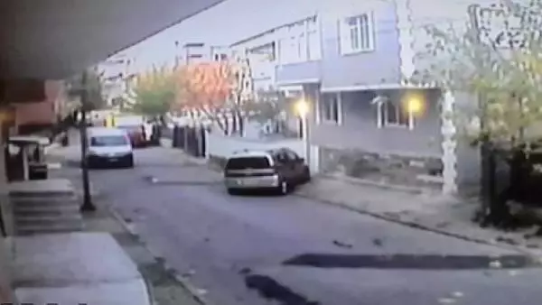 SULTANBEYLİ'DE MİNİBÜSÜN ÇARPTIĞI KİŞİ YARALANDI... KAZA ANI KAMERADA