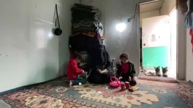 Taybe Yetimhanesi'nin çocukları her şeyden habersiz oyunlarını oynuyor