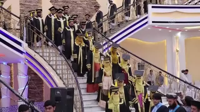 Üniversite mezuniyet töreni
