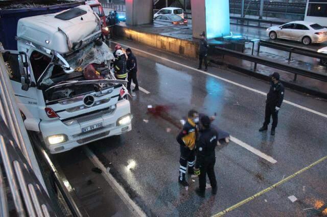 Üst geçitten atlayan gence çarpmamak için tırlar birbirine girdi Üst geçitten atlayan gence çarpmamak için tırlar birbirine girdi