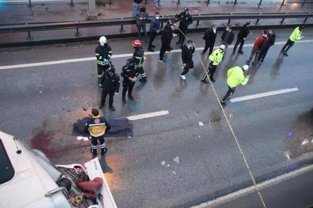 Üst geçitten atlayan gence çarpmamak için tırlar birbirine girdi Üst geçitten atlayan gence çarpmamak için tırlar birbirine girdi